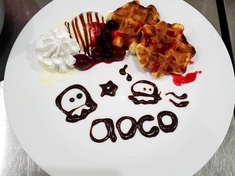 aocoのロゴがチョコレートで描かれたワッフルプレート